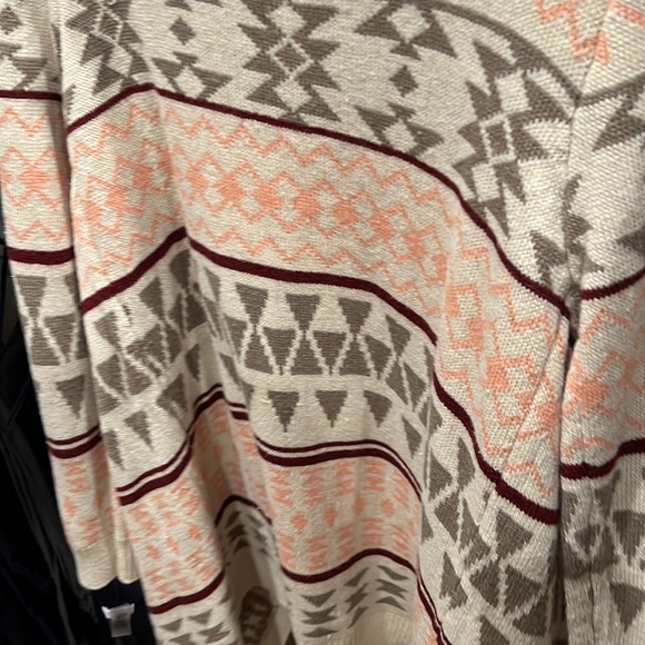 Cleaning my closet out, brand is active and it’s a size large - Picture 3 of 3